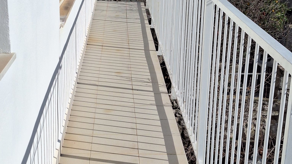 Prekrasna kamena ku&cacute;a 200 m od mora na Drveniku&excl;