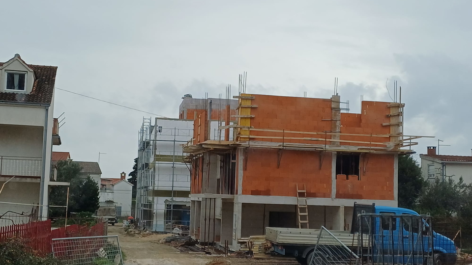 Dvosobno stanovanje v novogradnji 250 m od morja v okolici Splita&excl;