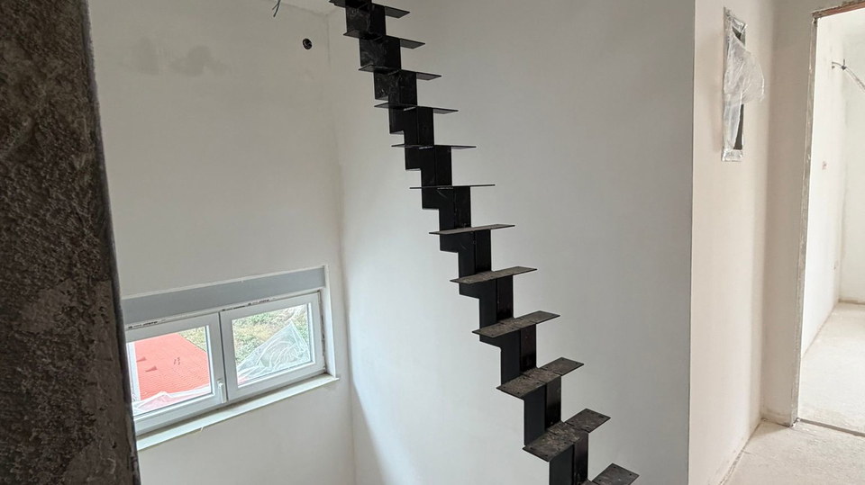 Moderna dvojna hi&scaron;a s bazenom&comma; 150 m od morja v okolici &Scaron;ibenika&excl;