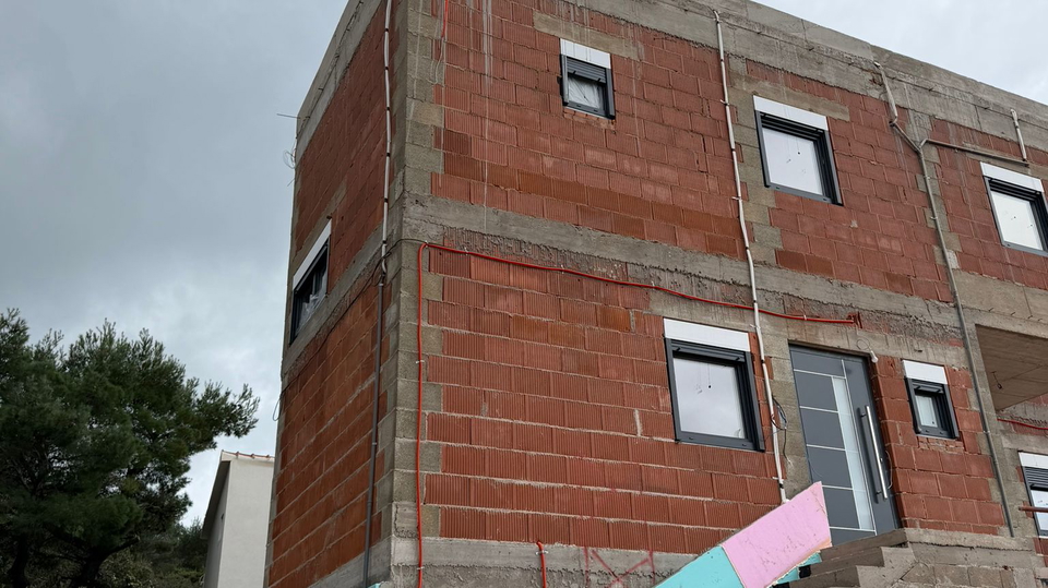 Moderna dvojna hi&scaron;a s bazenom&comma; 150 m od morja v okolici &Scaron;ibenika&excl;