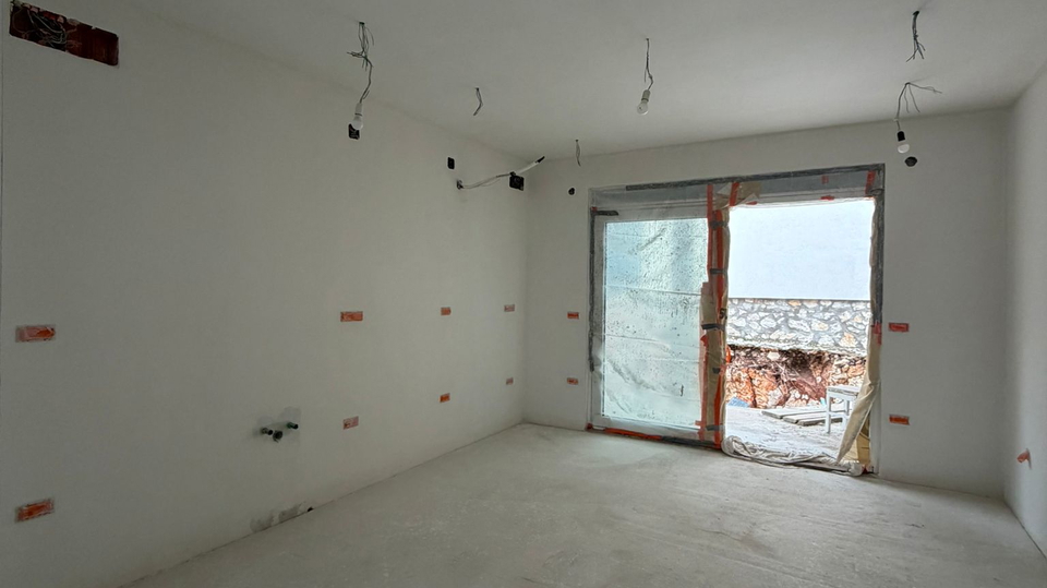 Moderna dvojna hi&scaron;a s bazenom&comma; 150 m od morja v okolici &Scaron;ibenika&excl;