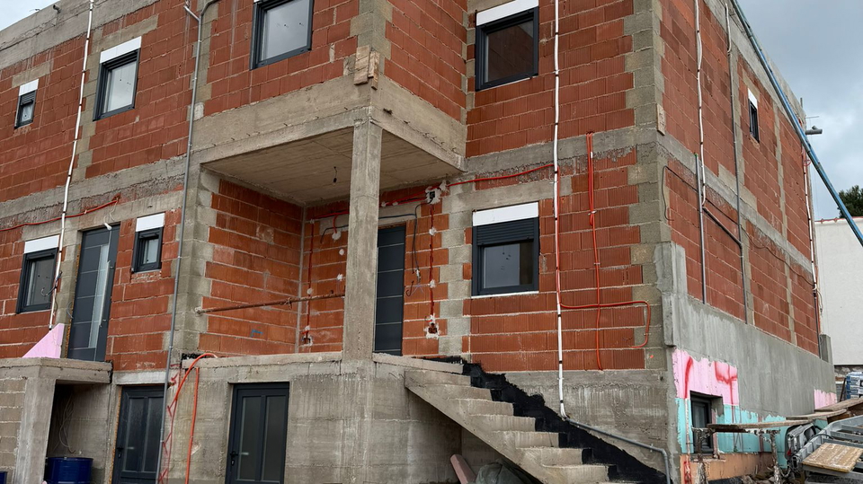 Moderna dvojna hi&scaron;a s bazenom&comma; 150 m od morja v okolici &Scaron;ibenika&excl;