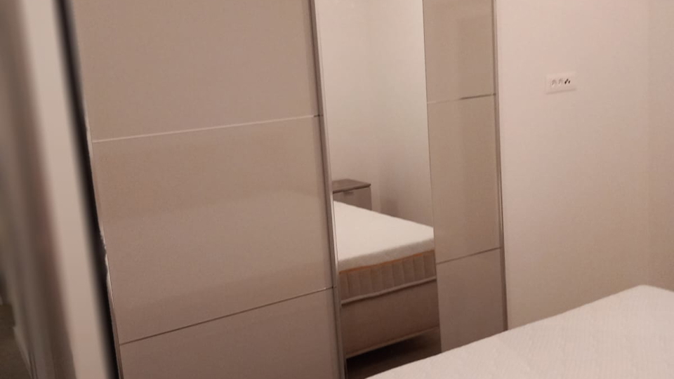 Moderno dvonadstropno stanovanje s stre&scaron;no teraso 45 m od morja v okolici Zadra&excl;