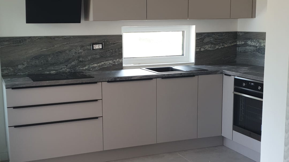 Moderno dvonadstropno stanovanje s stre&scaron;no teraso 45 m od morja v okolici Zadra&excl;