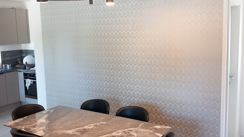 Moderno dvonadstropno stanovanje s stre&scaron;no teraso 45 m od morja v okolici Zadra&excl;