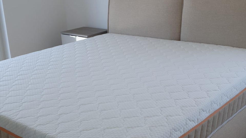 Moderno dvonadstropno stanovanje s stre&scaron;no teraso 45 m od morja v okolici Zadra&excl;