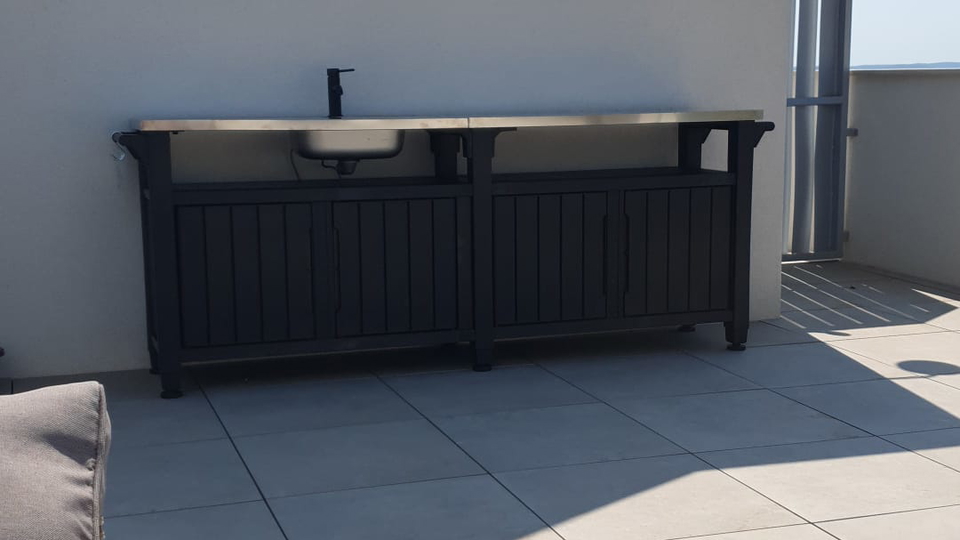 Moderno dvonadstropno stanovanje s stre&scaron;no teraso 45 m od morja v okolici Zadra&excl;