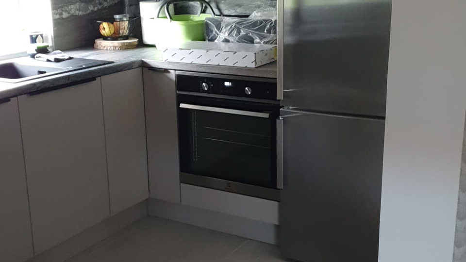 Moderno dvonadstropno stanovanje s stre&scaron;no teraso 45 m od morja v okolici Zadra&excl;