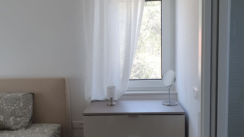 Moderno dvonadstropno stanovanje s stre&scaron;no teraso 45 m od morja v okolici Zadra&excl;