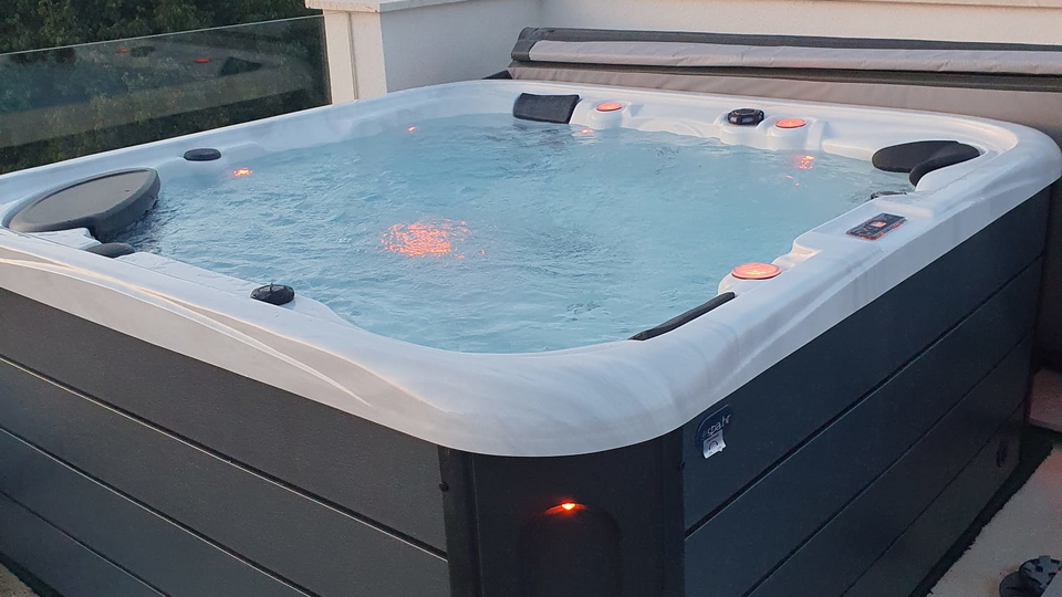 Moderno dvonadstropno stanovanje s stre&scaron;no teraso 45 m od morja v okolici Zadra&excl;