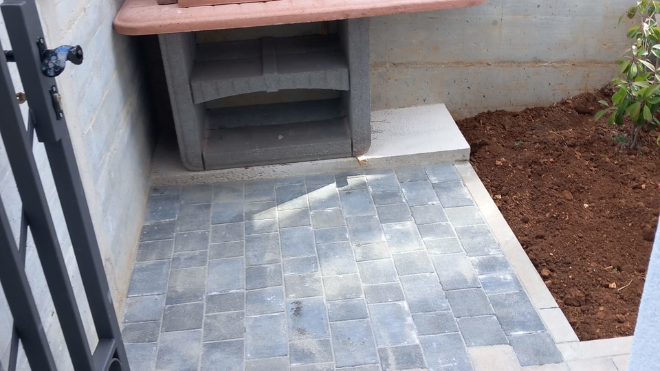 Moderno dvonadstropno stanovanje s stre&scaron;no teraso 45 m od morja v okolici Zadra&excl;