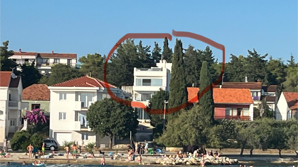 Moderno dvonadstropno stanovanje s stre&scaron;no teraso 45 m od morja v okolici Zadra&excl;