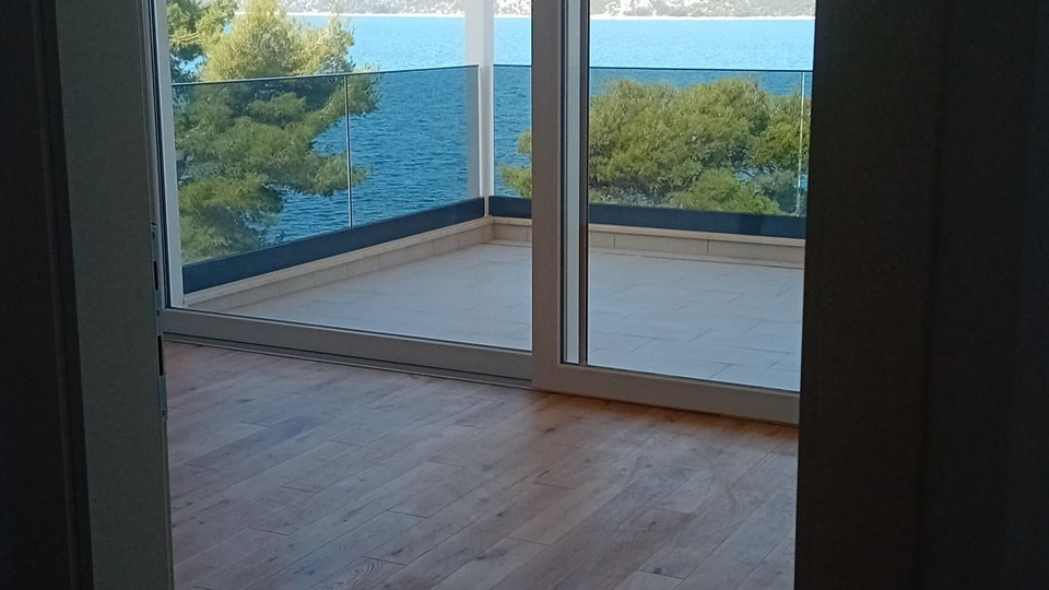 Luksuzni penthouse v novogradnji&comma; prvi vrsti ob pla&zcaron;i v okolici &Scaron;ibenika&excl;