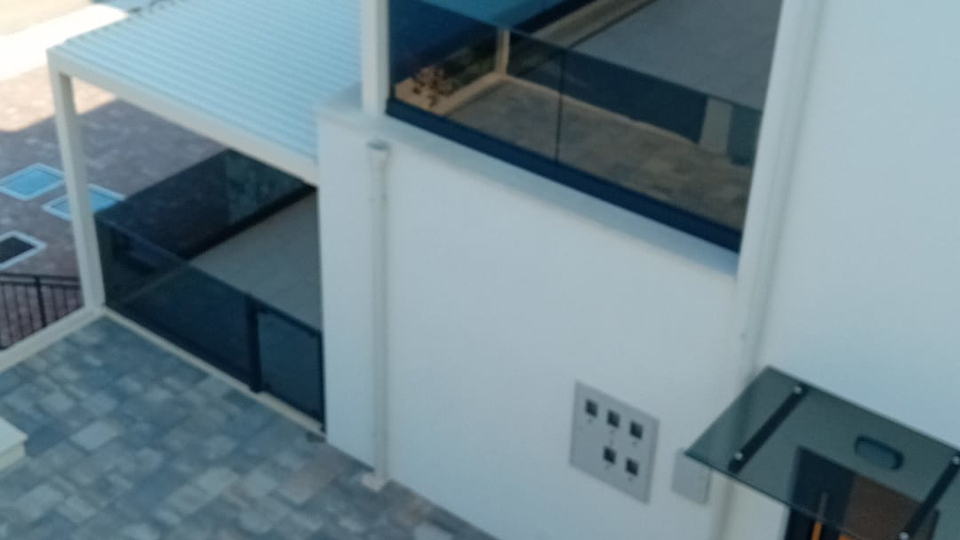 Luksuzni penthouse v novogradnji&comma; prvi vrsti ob pla&zcaron;i v okolici &Scaron;ibenika&excl;