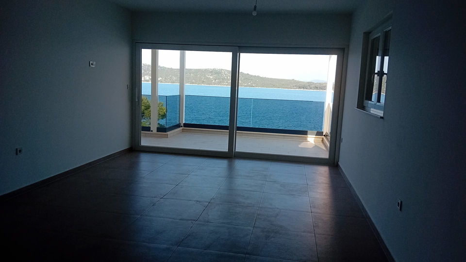 Luksuzni penthouse v novogradnji&comma; prvi vrsti ob pla&zcaron;i v okolici &Scaron;ibenika&excl;