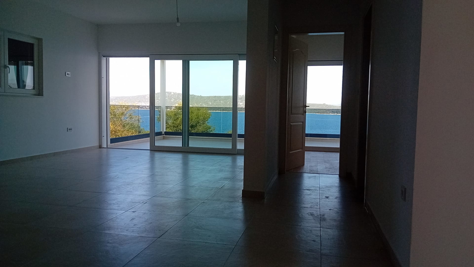 Luxury three-bedroom apartment in a new building&comma; first row by the beach near &Scaron;ibenik&excl;