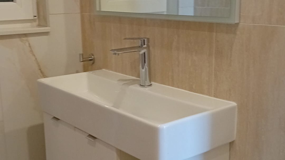 Luksuzni penthouse v novogradnji&comma; prvi vrsti ob pla&zcaron;i v okolici &Scaron;ibenika&excl;