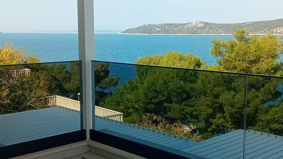 Luksuzni penthouse v novogradnji&comma; prvi vrsti ob pla&zcaron;i v okolici &Scaron;ibenika&excl;