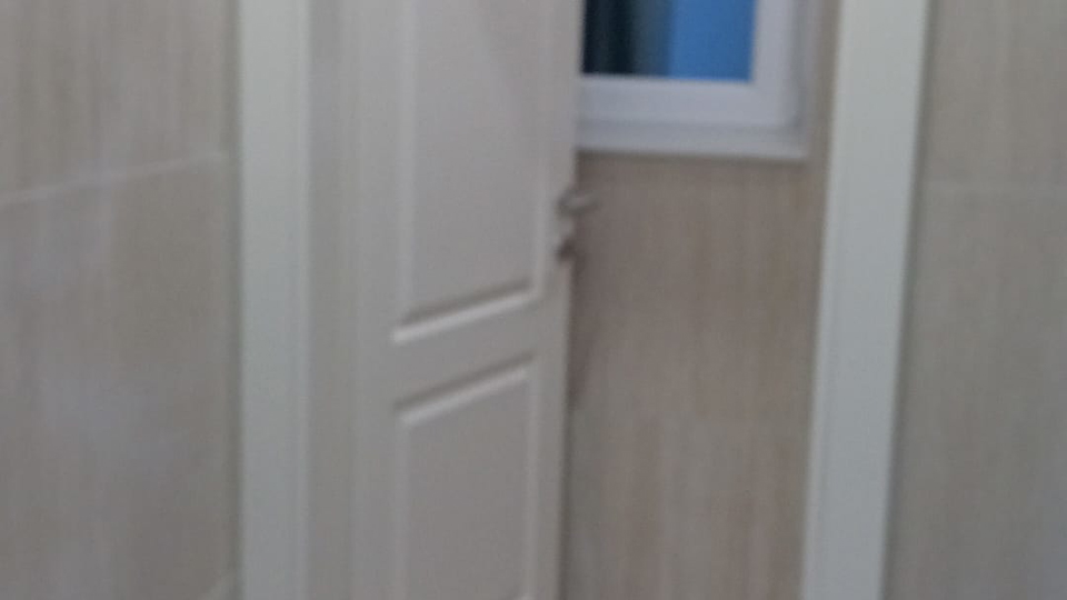 Luksuzni penthouse v novogradnji&comma; prvi vrsti ob pla&zcaron;i v okolici &Scaron;ibenika&excl;