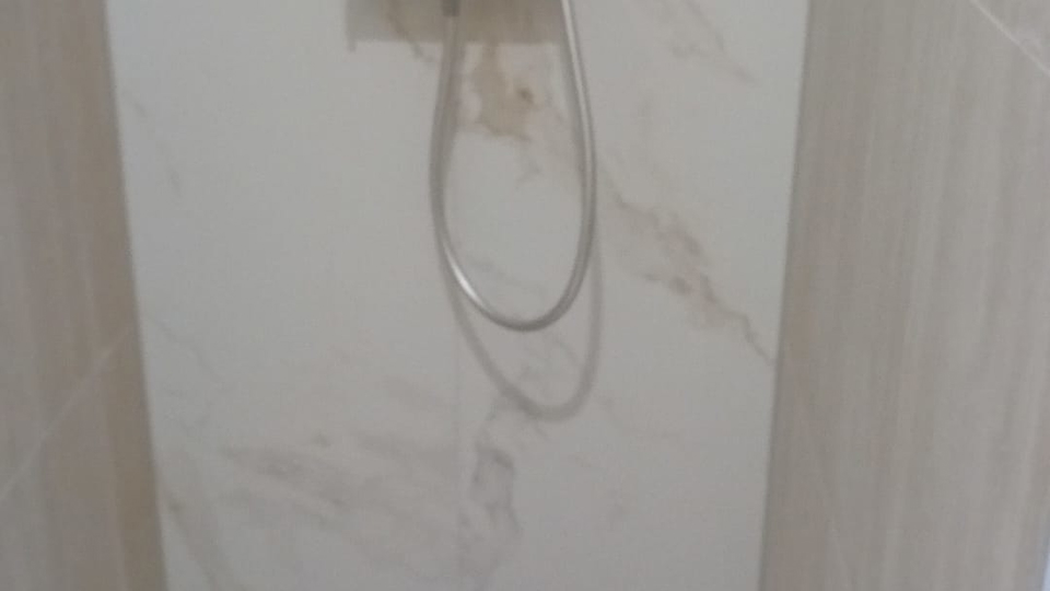 Luksuzni penthouse v novogradnji&comma; prvi vrsti ob pla&zcaron;i v okolici &Scaron;ibenika&excl;