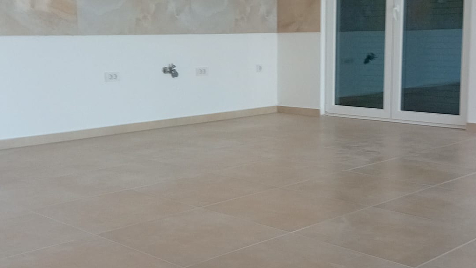 Luksuzni penthouse v novogradnji&comma; prvi vrsti ob pla&zcaron;i v okolici &Scaron;ibenika&excl;