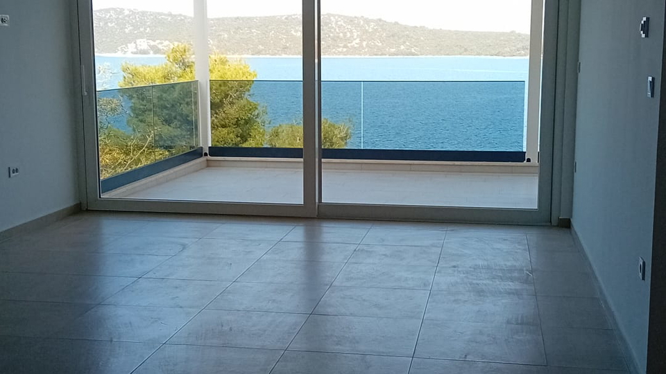 Luxury three-bedroom apartment in a new building&comma; first row by the beach near &Scaron;ibenik&excl;