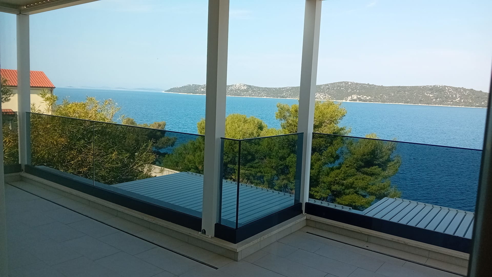 Luxury three-bedroom apartment in a new building&comma; first row by the beach near &Scaron;ibenik&excl;