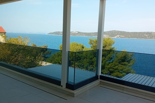 Luxury penthouse in a new building, first row by the beach in the vicinity of Šibenik!