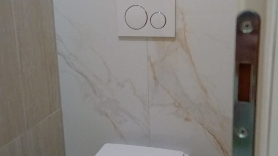 Luksuzni penthouse v novogradnji&comma; prvi vrsti ob pla&zcaron;i v okolici &Scaron;ibenika&excl;