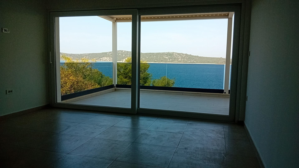 Luksuzni penthouse v novogradnji&comma; prvi vrsti ob pla&zcaron;i v okolici &Scaron;ibenika&excl;