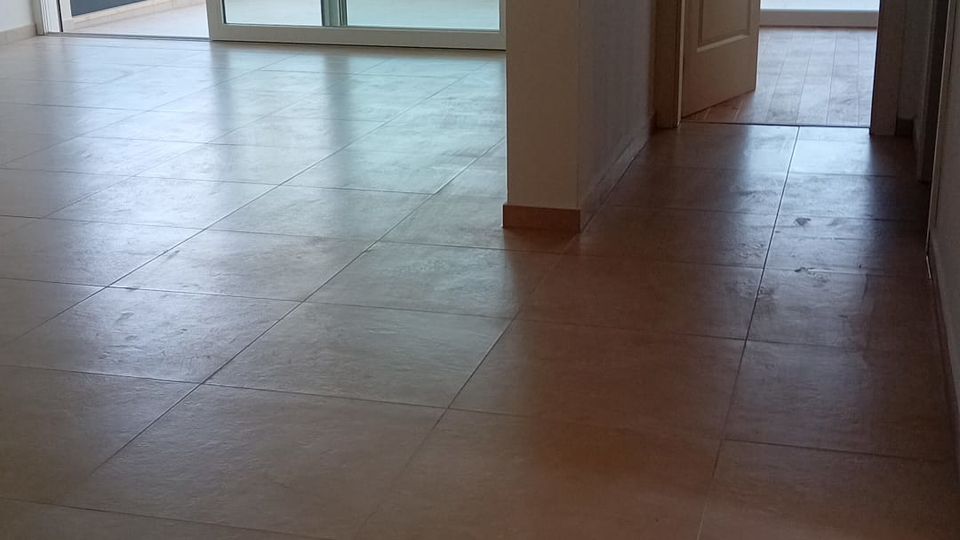 Luxury three-bedroom apartment in a new building&comma; first row by the beach near &Scaron;ibenik&excl;