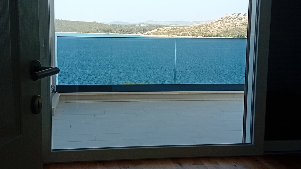 Luxury three-bedroom apartment in a new building&comma; first row by the beach near &Scaron;ibenik&excl;