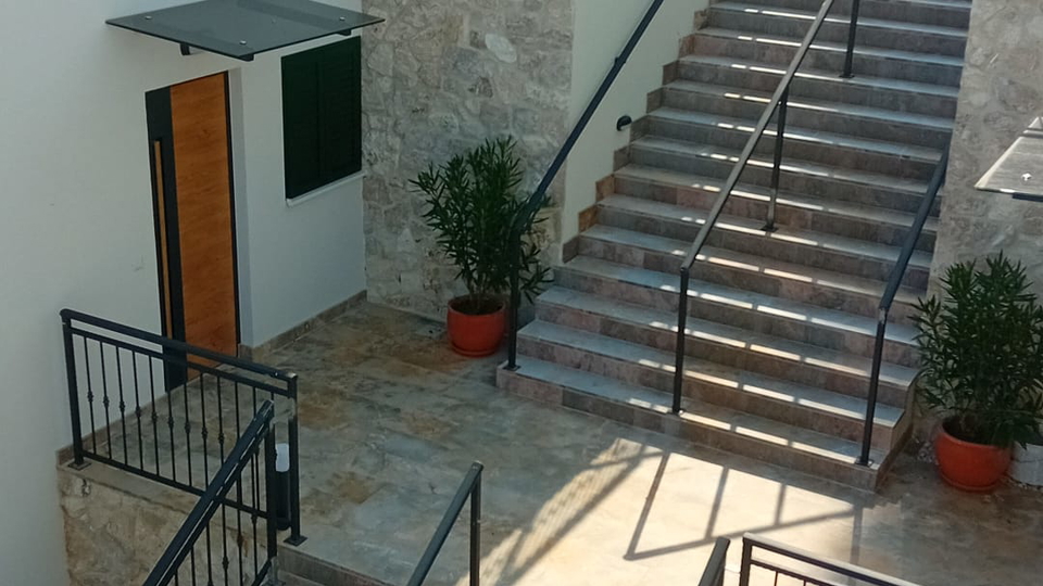 Luksuzni penthouse v novogradnji&comma; prvi vrsti ob pla&zcaron;i v okolici &Scaron;ibenika&excl;