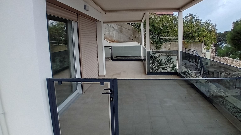 Luxury three-bedroom apartment in a new building&comma; first row by the beach near &Scaron;ibenik&excl;