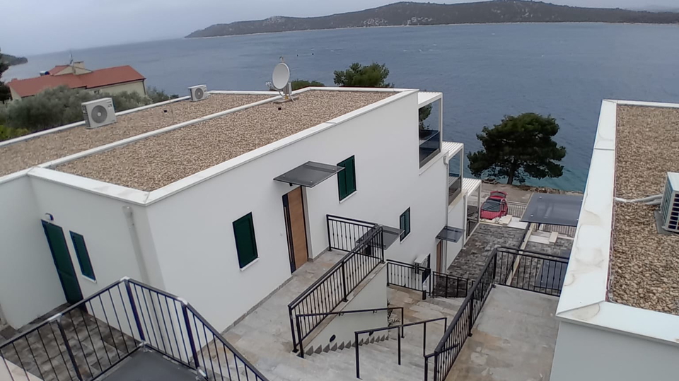 Luksuzni penthouse v novogradnji&comma; prvi vrsti ob pla&zcaron;i v okolici &Scaron;ibenika&excl;