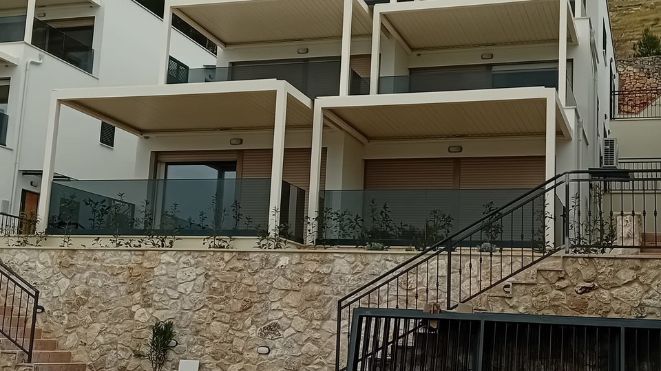 Luksuzni penthouse v novogradnji&comma; prvi vrsti ob pla&zcaron;i v okolici &Scaron;ibenika&excl;