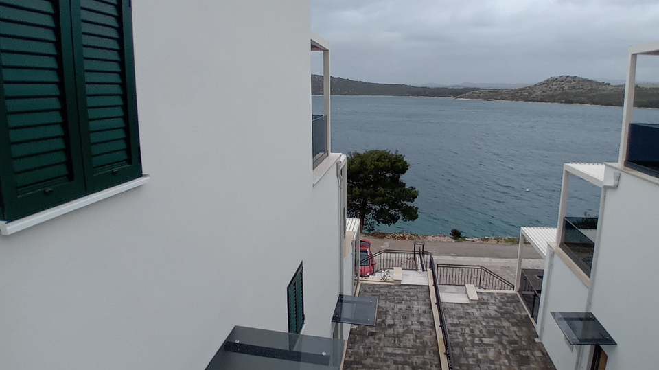 Luksuzni penthouse v novogradnji&comma; prvi vrsti ob pla&zcaron;i v okolici &Scaron;ibenika&excl;