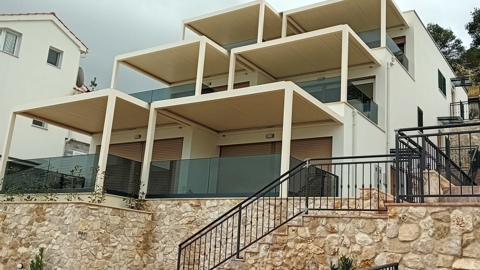 Luksuzni penthouse v novogradnji&comma; prvi vrsti ob pla&zcaron;i v okolici &Scaron;ibenika&excl;