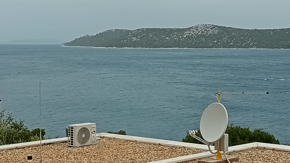 Luksuzni penthouse v novogradnji&comma; prvi vrsti ob pla&zcaron;i v okolici &Scaron;ibenika&excl;