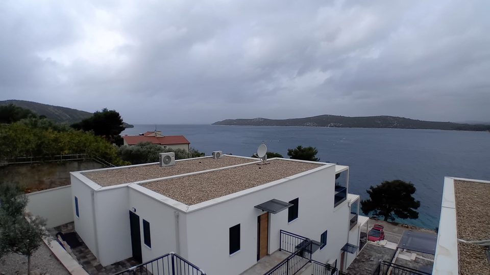 Luxury three-bedroom apartment in a new building&comma; first row by the beach near &Scaron;ibenik&excl;