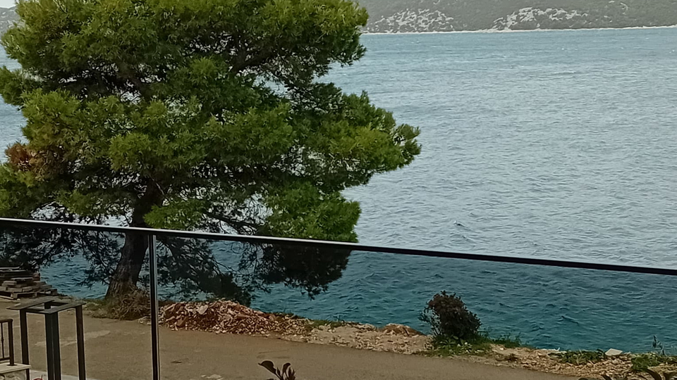 Luksuzni penthouse v novogradnji&comma; prvi vrsti ob pla&zcaron;i v okolici &Scaron;ibenika&excl;