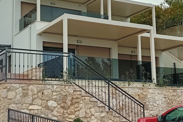 Luxury three-bedroom apartment in a new building, first row by the beach near Šibenik!
