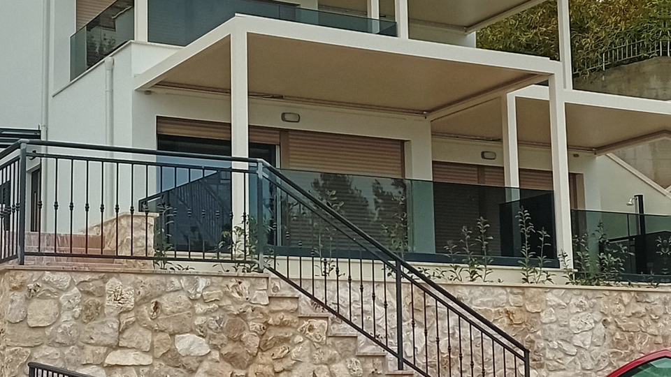 Luksuzni penthouse v novogradnji&comma; prvi vrsti ob pla&zcaron;i v okolici &Scaron;ibenika&excl;