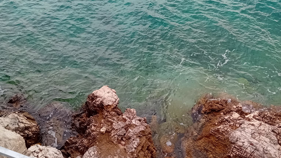 Luksuzni penthouse v novogradnji&comma; prvi vrsti ob pla&zcaron;i v okolici &Scaron;ibenika&excl;