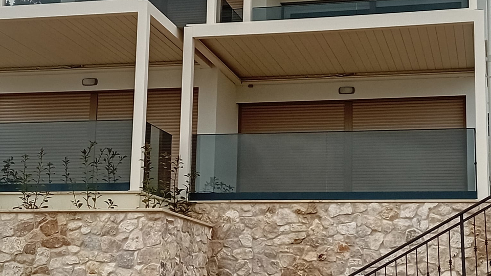 Luksuzni penthouse v novogradnji&comma; prvi vrsti ob pla&zcaron;i v okolici &Scaron;ibenika&excl;