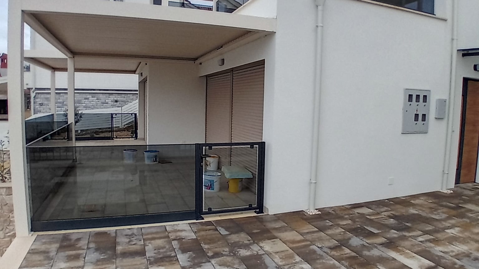 Luksuzni penthouse v novogradnji&comma; prvi vrsti ob pla&zcaron;i v okolici &Scaron;ibenika&excl;