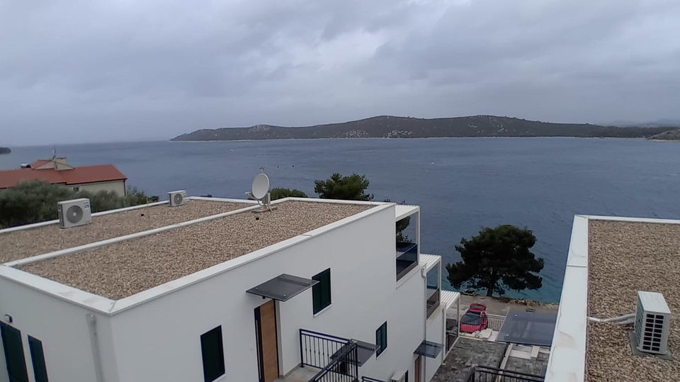 Luksuzni penthouse v novogradnji&comma; prvi vrsti ob pla&zcaron;i v okolici &Scaron;ibenika&excl;