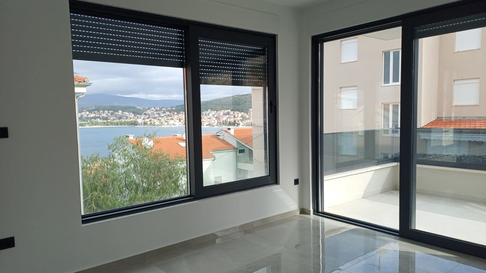 Luxuri&ouml;se Wohnung mit Garten und Pool in einem Neubau&comma; 150 m vom Strand entfernt&excl; &Ccaron;iovo&comma; Trogir&excl;