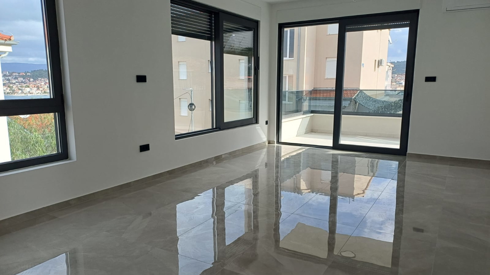 Luxuri&ouml;se Wohnung mit Garten und Pool in einem Neubau&comma; 150 m vom Strand entfernt&excl; &Ccaron;iovo&comma; Trogir&excl;