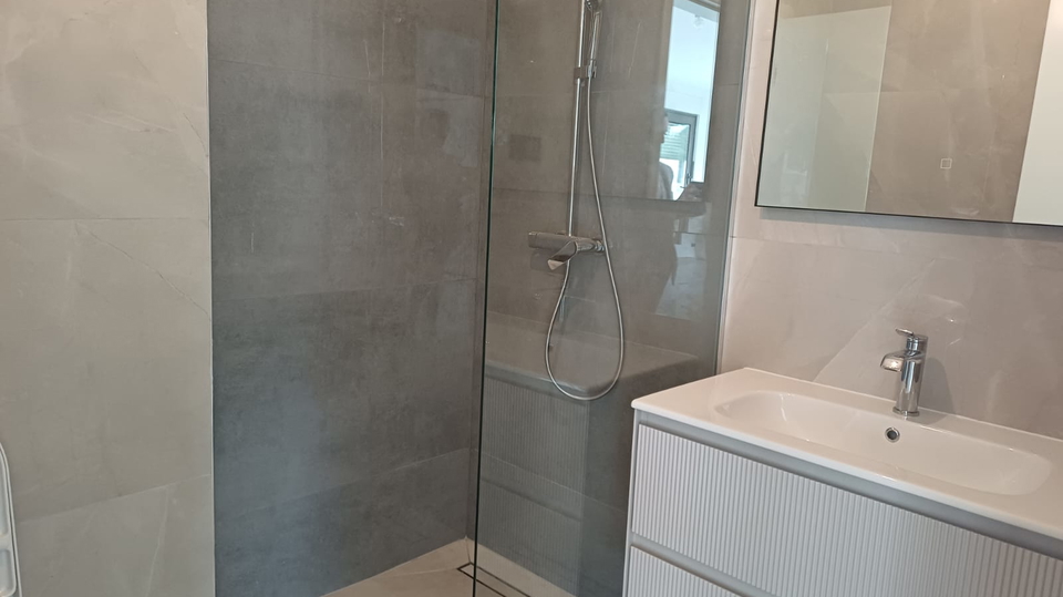 Luxury three-bedroom apartment in a new building 150 m from the beach&excl; &Ccaron;iovo&comma; Trogir&excl;